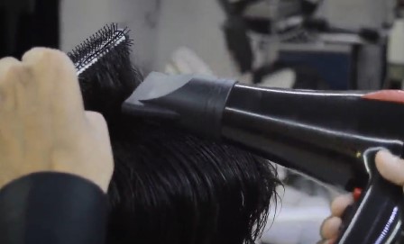 سشوار کشیدن مو برای شینیون مو مردانه و پسرانه3