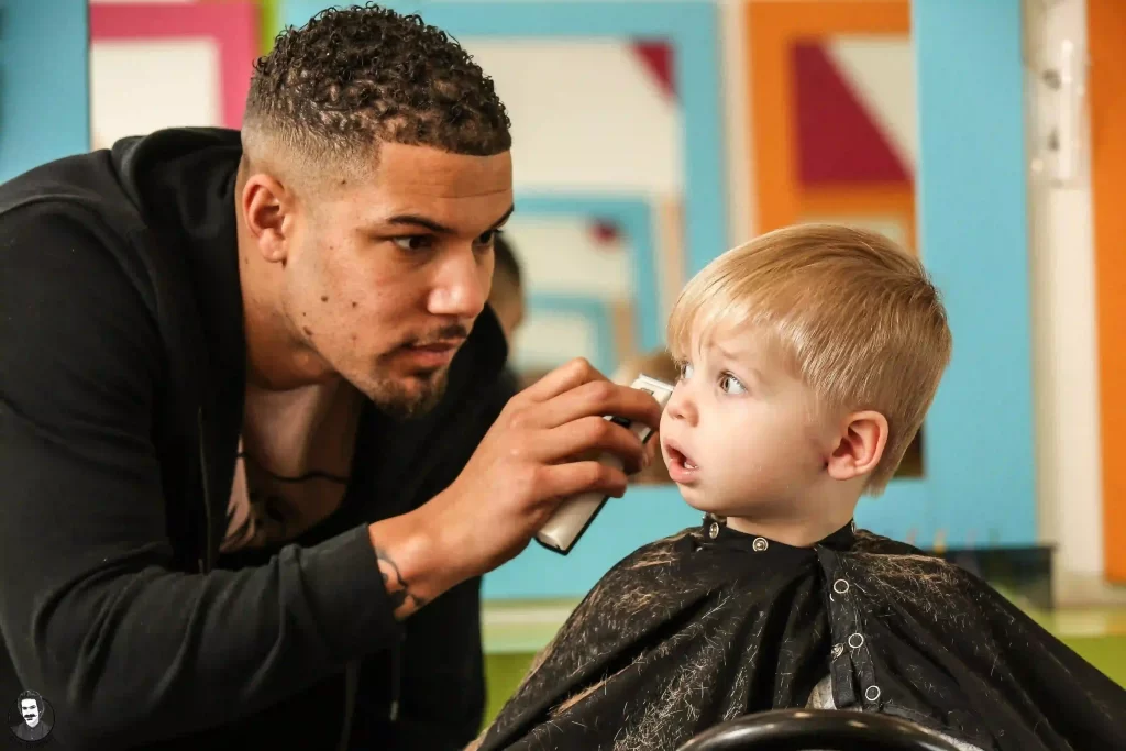 رفتار آرایشگر هنگام اصلاح موی کودک